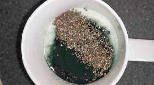 перекус на лету - кефир спирулина и чиа